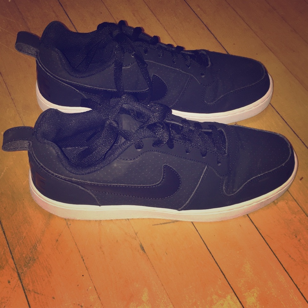 Women’s Nike black lifestyle shoe